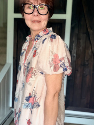 Elia Floral Puff Sleeve Blouse - Lt. Pink-Tops CasualElia Floral Puff Sleeve Blouse - Lt. Pink | VerClare Boutique | Jenison MI -Beautiful lightweight woven floral blouse featuring short puff sleeves, a V-notch neckline with lace contrast trim, and a soft feminine silhouette. Free US shipping from VerClare Boutique.-VerClare Boutique