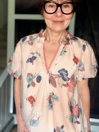 Elia Floral Puff Sleeve Blouse - Lt. Pink-Tops CasualElia Floral Puff Sleeve Blouse - Lt. Pink | VerClare Boutique | Jenison MI -Beautiful lightweight woven floral blouse featuring short puff sleeves, a V-notch neckline with lace contrast trim, and a soft feminine silhouette. Free US shipping from VerClare Boutique.-VerClare Boutique